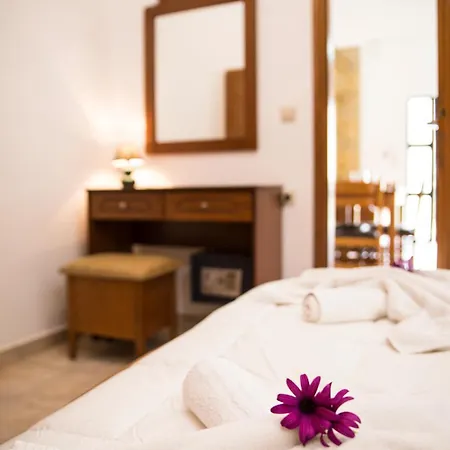 Agarathos Traditional Rooms - Pool - Kaliviani -On The Road To Balos Apartment *